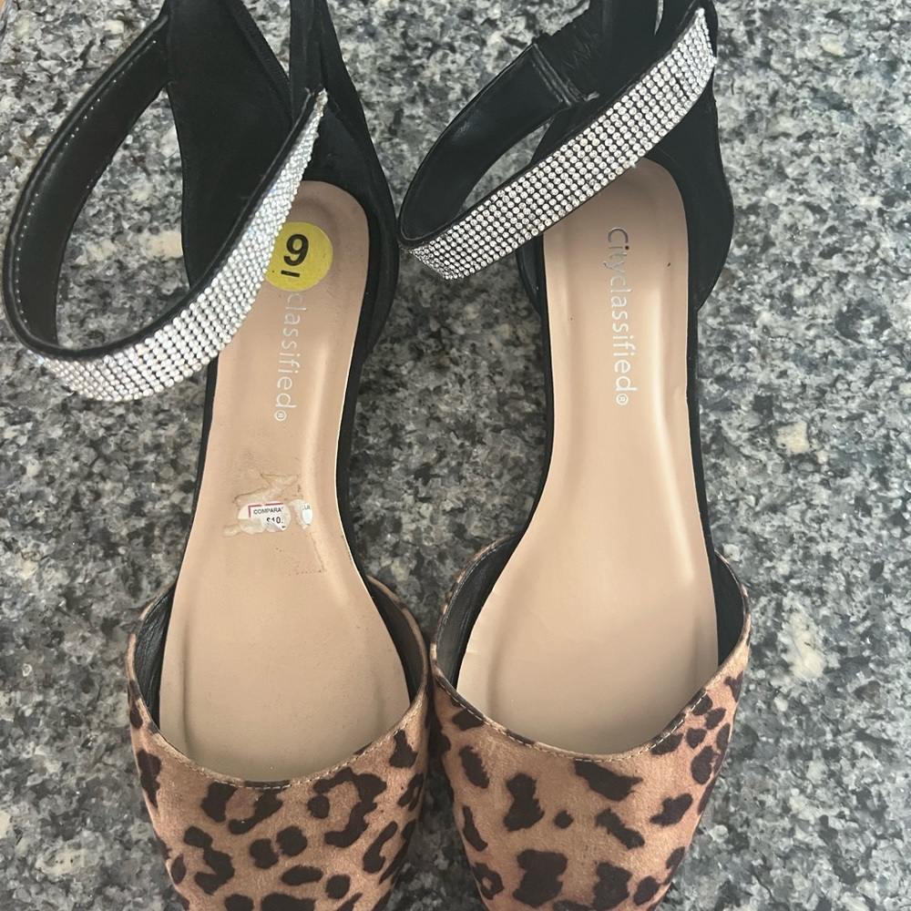 Flat shoes tiger color use just one time no tags